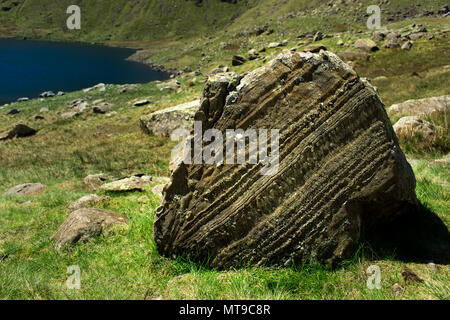 La superposition dans un morceau de roche sédimentaire reposant sur une colline au-dessus d'un réservoir dans le Lake District, UK. Banque D'Images