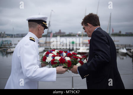 Philadelphia, États-Unis. 28 mai, 2018. USN Capt Francis Spencer et John Brady, Président-directeur général de l'Indépendance Seaport Museum, une couronne lors de la cérémonie du Jour du souvenir à bord du USS Olympia à la retraite, qui a effectué l'accueil reste du Soldat inconnu enterré au cimetière national d'Arlington, à partir de la France en 1921. Crédit : Michael Candelori/Pacific Press/Alamy Live News Banque D'Images