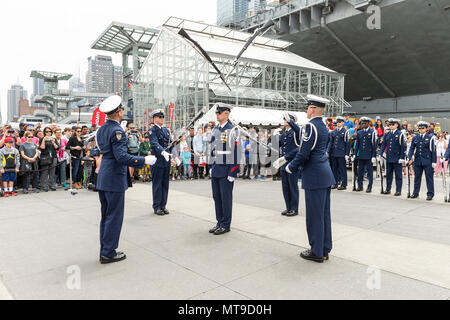 New York, États-Unis. 28 mai, 2018. Les membres d'honneur de la Garde côtière des États-Unis de Wasington State DC faire forer en cérémonie de célébration du Jour du souvenir à l'Intrepid Sea, Air & Space Museum Crédit : Lev Radin/Pacific Press/Alamy Live News Banque D'Images