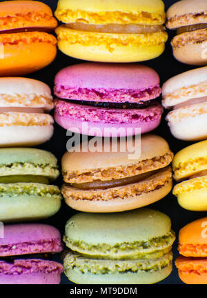 Macarons colorés sur la table en pierre. Banque D'Images