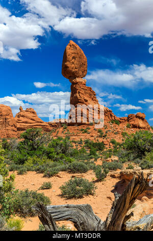 Il s'agit d'un après-midi de voir l'emblématique connu sous le Balanced Rock à Arches National Park, Utah, USA. Cette vue est le long de la route panoramique en t Banque D'Images