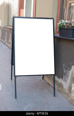 Des maquettes. Carte vierge blanc menu board près de cafe, bar, restaurant, boutiques dans la rue. Banque D'Images