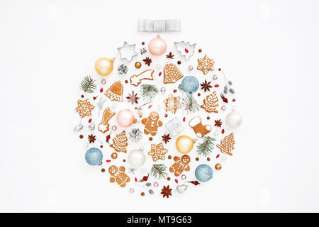 Bal de Noël créative faite de biscuits au gingembre, des boules, pommes de pin, les étoiles d'anis, moules de cuisson, les glands, spruce branches sur fond blanc. Nouvelle Ye Banque D'Images