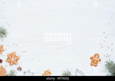 Fond de Noël avec des branches de sapin, pains et des décorations de table en bois bleu clair. Appartement de vacances lay. Vue d'en haut. Banque D'Images