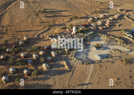 Le Sossusvlei Lodge à Sesriem au bord du désert du Namib. Vue aérienne. Namib-Naukluft National Park, la Namibie. Banque D'Images