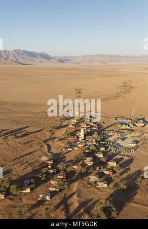 Le Sossusvlei Lodge à Sesriem au bord du désert du Namib. Vue aérienne. Namib-Naukluft National Park, la Namibie. Banque D'Images