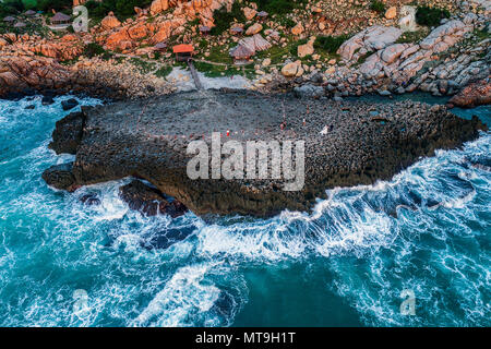 Lever du soleil sur l'antenne de Rocky beach, Vietnam Hang Rai Banque D'Images