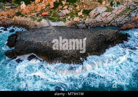 Lever du soleil sur l'antenne de Rocky beach, Vietnam Hang Rai Banque D'Images