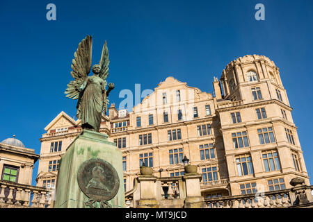 La statue de l'Ange de la paix à la mémoire d'Édouard VII connu comme le pacificateur dans Parade Gardens et Empire Hotel dans l'arrière-plan, baignoire, Somerset, UK Banque D'Images