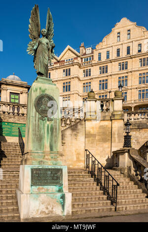 La statue de l'Ange de la paix à la mémoire d'Édouard VII connu comme le pacificateur dans Parade Gardens et Empire Hotel dans l'arrière-plan, baignoire, Somerset, UK Banque D'Images