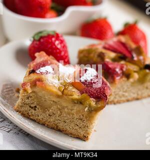 Tarte aux fraises et rhubarbe dessert avec des fraises rouges frais. Horizon intentionnellement faussé Banque D'Images