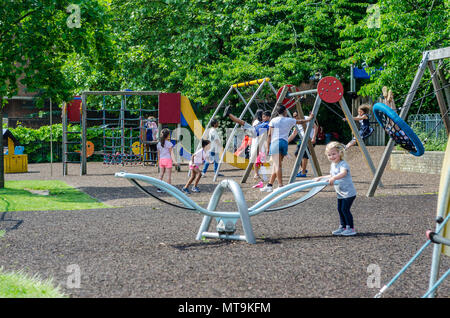 Une vue de l'aire de jeux pour enfants dans le parc de Windsor célibataires Acre, au Royaume-Uni. Banque D'Images