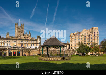 Kiosque dans le défilé avec les jardins de l'abbaye de Bath et Empire Hotel dans l'arrière-plan, baignoire, Somerset, UK Banque D'Images