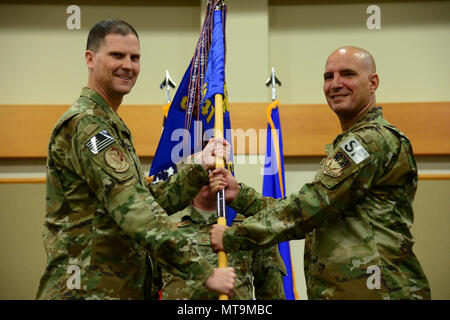 Le lieutenant-colonel Kevin Lombardo, droite, accepte le commandement du 341e Escadron des Forces de sécurité de missiles depuis le colonel Aaron Guill, 341e commandant du Groupe des forces de sécurité le 17 mai 2018, à la Malmstrom Air Force Base, au Montana, le conseiller-maître Sgt. Paul Anderson, 341e first sergeant MSFS, regarde. (U.S. Air Force photo par un membre de la 1re classe Tristan Truesdell) Banque D'Images