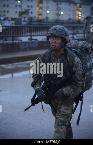 Le Cpl. Choi, Ji Heon, originaire de Séoul, Corée du Sud, attribué à 65e brigade médicale, procède à un 12-mile pied mars au cours de la 8 e armée 2018 Concours meilleur guerrier, qui s'est déroulée au Camp Casey, République de Corée, le 18 mai. La Huitième Armée, Armes biologiques se tient à reconnaître et à sélectionner les plus qualifiés se sont enrôlés et junior sous-officier pour représenter 8 e armée à l'armée américaine meilleur guerrier Pacifique compétition à Schofield Barracks, HI, en juin. Le concours permettra également reconnaître l'agent les plus performants, l'adjudant et le coréen de renforts à l'armée américaine soldat à la 8e armée le Banque D'Images