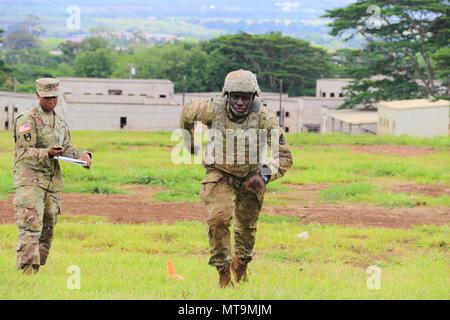 SCHOFIELD BARRACKS, New York (15 mai 2018) - une régie régionale de la santé (RHC-Command-Pacific P) sprints soldat le champ dans le cadre de la partie de la remise en forme physique 2018 RHC-P à la concurrence à un meilleur guerrier Schofield Barracks zone de tir. Meilleur guerrier est la première compétition de la région, visant à identifier les meilleurs soldats du commandement, faire preuve d'engagement envers les valeurs de l'armée, incarnant l'esprit guerrier et représentant la force de l'avenir. Banque D'Images