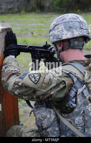 Le I corps est un corps de l'armée des États-Unis dont le quartier général est à la base commune Lewis-McChord dans l'État de Washington. Le 17 mai 2018, un lieutenant représentant la 42e Brigade de police militaire participe à un tir de stress sur les carabines M4 après une marche sur route de quatre milles au cours de la dernière journée de la compétition du meilleur guerrier du I corps. L'image d'archive enregistre un événement de tir chronométré intégré au mouvement d'endurance. Banque D'Images