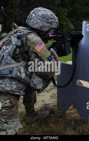 Le I corps est un corps de l'armée des États-Unis dont le quartier général est à la base commune Lewis-McChord dans l'État de Washington. Le 17 mai 2018, un lieutenant de la 42e brigade de police militaire a mené un tir de stress aux carabines M4 après avoir terminé une marche de quatre miles sur la route pendant la phase finale de la compétition du meilleur guerrier du I corps. L'image d'archive enregistre une évaluation combinée de l'endurance et du tir réel. Banque D'Images