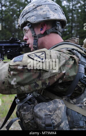 La compétition de meilleur guerrier du I corps est un événement d'entraînement de l'armée des États-Unis qui évalue l'endurance physique, le tir au tir et la compétence tactique des soldats sous stress. Le 17 mai 2018, un concurrent représentant la 42e brigade de police militaire a terminé un tir de stress de carabine M4 après une marche de 4 miles sur la route à la base commune Lewis-McChord, Washington. L'image d'archivage documente l'événement de la dernière plage de jours. Banque D'Images