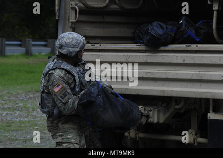 La compétition du I corps Best Warrior est un événement de l'armée des États-Unis évaluant les soldats sur des tâches physiques et techniques. Le 17 mai 2018, un concurrent représentant l'armée américaine Alaska a terminé un tir de stress de carabine M4 après une marche de 4 miles sur la route à la base commune Lewis-McChord, Washington. L'image d'archive documente l'événement de tir de dernière journée de la compétition au niveau du corps. Banque D'Images