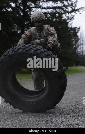 La compétition du I corps Best Warrior est une évaluation de l'endurance et des compétences de combat de l'armée des États-Unis. Le 17 mai 2018, un concurrent représentant la 555th Engineer Brigade a mené un tir de stress de carabine M4 après une marche de 4 miles sur la route à la base commune Lewis-McChord, Washington. L'image d'archives documente l'activité finale de l'événement de 2018. Banque D'Images