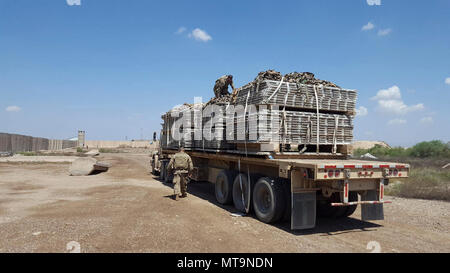 Les membres de l'armée américaine 574th Combat Support sécurisé de commande une charge de récupérer 463G palettes sur un camion de l'Armée américaine à Al Muthana Air Base, l'Iraq, le 16 avril 2017. L'initiative de récupération de palettes, dirigée par les portiers aux Centre de soutien diplomatique à Bagdad, Iraq, impliqués au recouvrement de plus de 1 500 palettes d'aéronefs et de 1 600 filets de cargaison, qui ont été utilisés pour les ventes de matériel militaire à l'étranger Marchandises destinées à l'armée iraquienne pour lutter contre ISIS à Mossoul. Banque D'Images