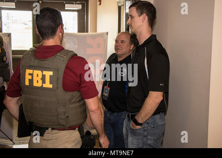 Agents du FBI arrestation Doug Tanner et Shann Ladiser, tous deux membres de la Force d'opposition (OPFOR) durant un exercice de simulation à l'écran Cyber 18, le jeudi 17 mai, au Camp Atterbury, Ind. Cyber Shield est une armée de la Garde nationale exercice visant à évaluer les plans d'intervention sur les Guerriers de cyberincidents et possède plus de 800 soldats et aviateurs canadiens participants. (U.S. Photo de l'armée par la CPS. Michael Hunnisett) Banque D'Images