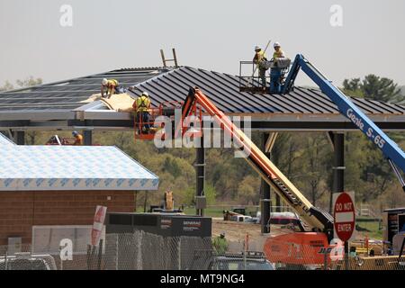 Catamount Constructors, travailleurs avec Inc. de Lakewood, Colorado, continuer la construction du Fort McCoy Point de contrôle d'accès 15 Mai 2018 Projet de Fort McCoy, Wisconsin (Etats-Unis) un contrat de 9,9 millions de dollars pour la nouvelle construction a été attribué en mai 2017 à l'intermédiaire de la Catamount Constructors Inc. U.S. Army Corps of Engineers, qui gère le contrat. La description du projet indique la construction inclut la construction d'un nouveau contrôle d'identité avec un nouveau gardien ; bureau ; recherche et développement ; les auvents d'inspection et de la construction de nouvelles routes, parking, éclairage et feux de circulation. T Banque D'Images