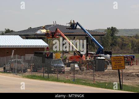 Catamount Constructors, travailleurs avec Inc. de Lakewood, Colorado, continuer la construction du Fort McCoy Point de contrôle d'accès 15 Mai 2018 Projet de Fort McCoy, Wisconsin (Etats-Unis) un contrat de 9,9 millions de dollars pour la nouvelle construction a été attribué en mai 2017 à l'intermédiaire de la Catamount Constructors Inc. U.S. Army Corps of Engineers, qui gère le contrat. La description du projet indique la construction inclut la construction d'un nouveau contrôle d'identité avec un nouveau gardien ; bureau ; recherche et développement ; les auvents d'inspection et de la construction de nouvelles routes, parking, éclairage et feux de circulation. T Banque D'Images