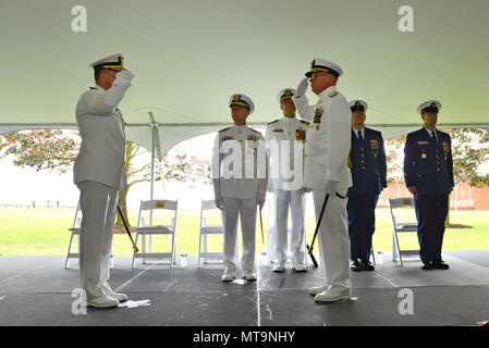 Garde côtière canadienne Vice Adm. Karl Schultz, commandant de la région de l'Atlantique, gauche, salue l'arrière Adm. Scott A. Buschman, droit de signifier le changement de commandement de la Garde côtière de l'Atlantique, le vendredi 18 mai 2018, au cours de l'unité de la cérémonie de passation de commandement du Centre de formation à Yorktown, en Virginie. Commandant de la Garde côtière canadienne Adm. Paul Zukunft, centre, a présidé la cérémonie. (U.S. Photo de la Garde côtière canadienne par le maître de 3e classe Nicole J. Groll) Banque D'Images