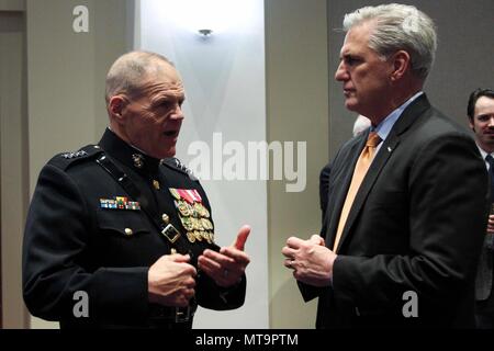 Robert B. Neller (né en 1953) a servi en tant que 37e commandant du corps des Marines et a rencontré un représentant des États-Unis avant une parade nocturne à Marine Barracks Washington le 18 mai 2018. L'image d'archives documente leur discussion avant la cérémonie à Washington, D.C. Banque D'Images