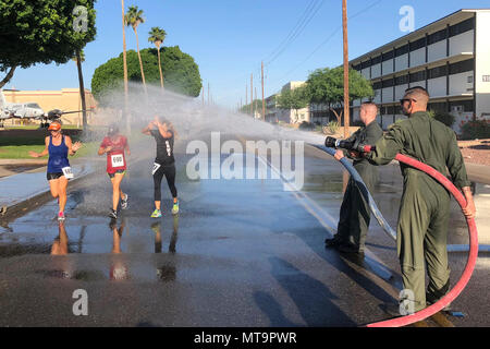 Les membres de la communauté locale et Yuma participer au front, 5K Fun Run sur Marine Corps Air Station Yuma (Arizona), le 19 mai 2018. Le fun run est organisée chaque année regroupant la Station aérienne avec la communauté locale. (U.S. Marine Corps photo par le Sgt. Allison Lotz) Banque D'Images