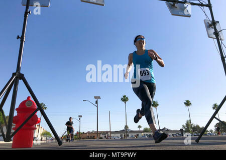 Les membres de la communauté locale et Yuma participer au front, 5K Fun Run sur Marine Corps Air Station Yuma (Arizona), le 19 mai 2018. Le fun run est organisée chaque année regroupant la Station aérienne avec la communauté locale. (U.S. Marine Corps photo par le Sgt. Allison Lotz) Banque D'Images