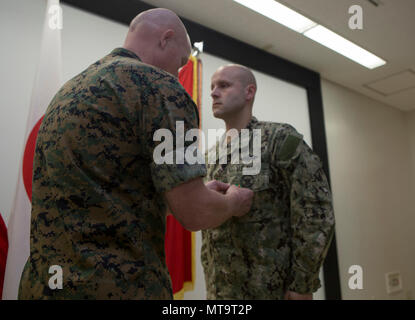 U.S Navy Maître de 1re classe Cole Tankersley, le chef d'entretien avec l'Administration centrale et de l'Escadron, reçoit de la Marine et du Corps des Médaille militaire pour gagner les hauts de marin du Pacifique sur les installations du Marine Corps Marine Corps Air Station Iwakuni, Japon, le 18 avril 2017. Les marins ont concouru parmi leurs pairs dans un uniforme de l'inspection, un test de connaissances et un test de confiance en personne en face de premier maître de Marine Corps Pacifique Installations d'être choisi comme lauréat du conseil. Banque D'Images