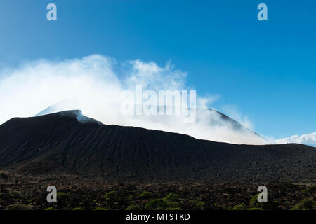 Le cratère du Volcan Telica fumeurs, une attraction touristique populaire au Nicaragua Banque D'Images