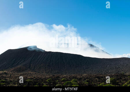 Le cratère du Volcan Telica fumeurs, une attraction touristique populaire au Nicaragua Banque D'Images