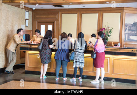 Bangkok Thaïlande Mai 3,2018 personnes non identifiées cheking dans l''hôtel à Hotel compteur pour voyager en Thaïlande le mai,3,2018 Banque D'Images