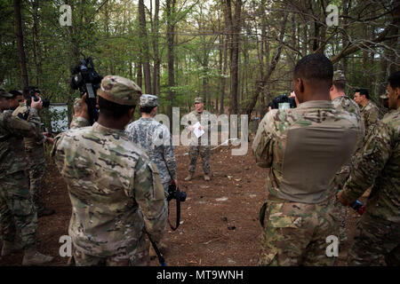 Lieutenant de l'armée américaine Styers Bradly, affecté à la 55e Compagnie de transmissions (mémoires), Caméra de combat concurrents sur le parcours dans le cadre de la 5e édition de 2017 Hilda CPS I. Clayton Meilleur Combat Camera (COMCAM) à Fort A.P. Hill, en Virginie, le 18 avril 2017. Le parcours est effectué sur deux jours de la SPC. Hilda I. Clayton Meilleur COMCAM la concurrence, qui vise à établir la confiance en soi et le travail d'équipe en prenant en dehors de leurs zones de confort. Le parcours est le quatrième cas de la concurrence, dans lequel les équipes de deux en concurrence tout au long d'une semaine que leurs tests p Banque D'Images