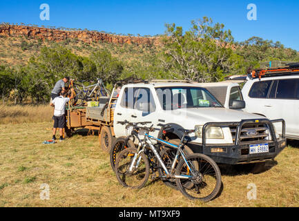 Les véhicules de soutien et des remorques à l'Imintji camping utilisé pendant le Défi 2018 Gibb, Kimberley, WA, Australie. Banque D'Images