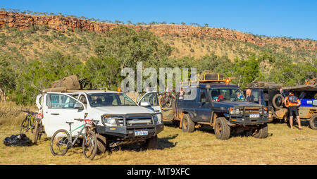 Les véhicules de soutien et des remorques à l'Imintji camping utilisé pendant le Défi 2018 Gibb, Kimberley, WA, Australie. Banque D'Images