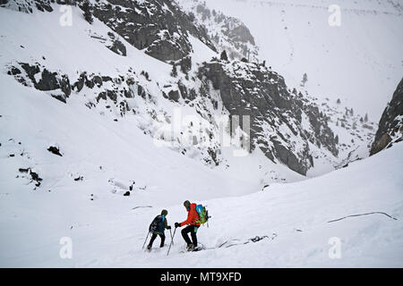 Deux hommes randonnées sur canyon après une journée entière de l'escalade sur glace dans la région de Lee Vining, en Californie. Banque D'Images