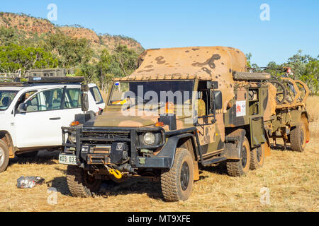 Les véhicules de soutien et des remorques à l'Imintji camping utilisé pendant le Défi 2018 Gibb, Kimberley, WA, Australie. Banque D'Images