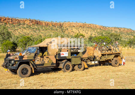 Les véhicules de soutien et des remorques à l'Imintji camping utilisé pendant le Défi 2018 Gibb, Kimberley, WA, Australie. Banque D'Images