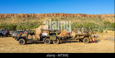 Les véhicules de soutien et des remorques à l'Imintji camping utilisé pendant le Défi 2018 Gibb, Kimberley, WA, Australie. Banque D'Images