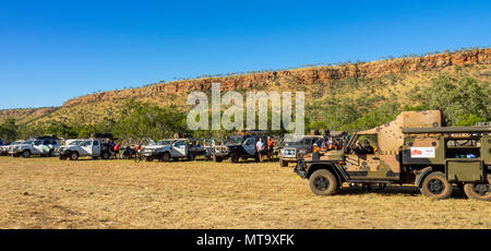 Les véhicules de soutien et des remorques à l'Imintji camping utilisé pendant le Défi 2018 Gibb, Kimberley, WA, Australie. Banque D'Images