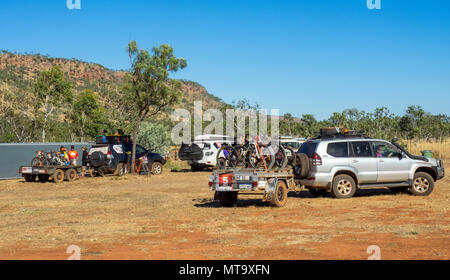 Les véhicules de soutien et des remorques à l'Imintji camping utilisé pendant le Défi 2018 Gibb, Kimberley, WA, Australie. Banque D'Images