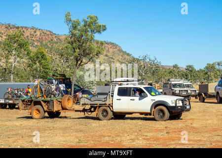 Les véhicules de soutien et des remorques à l'Imintji camping utilisé pendant le Défi 2018 Gibb, Kimberley, WA, Australie. Banque D'Images