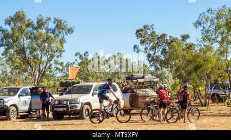 Les cyclistes et les véhicules de soutien et des remorques à l'Imintji camping utilisé pendant le Défi 2018 Gibb, Kimberley, WA, Australie. Banque D'Images