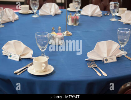 Le sergent de l'US Air Force. Zach Steinkamp et le sergent de l'US Air Force. Kelly Mason, 18e Escadre, spécialistes du protocole de réservation Nom de lieu sur une table avant un dîner de 18e Escadre et les membres de l'Association de bonne volonté de l'Armée de l'air Japan-American 13 mars 2018, à Kadena Air Base, au Japon. Lorsque se produisent des cérémonies sur la base, c'est protocole qui aide à s'assurer que tous les hôtel, voyage et la nourriture des dispositions sont respectées. Banque D'Images