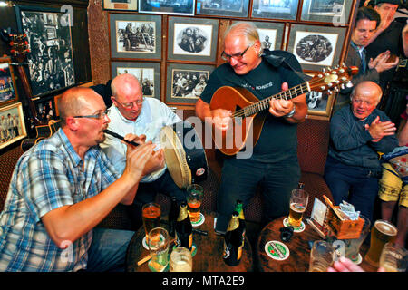 Session de musique traditionnelle irlandaise, O'Donoghue's Pub, Dublin, Irlande Banque D'Images